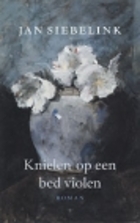 Knielen op een bed violen