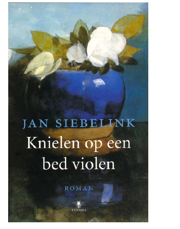 Knielen op een bed violen